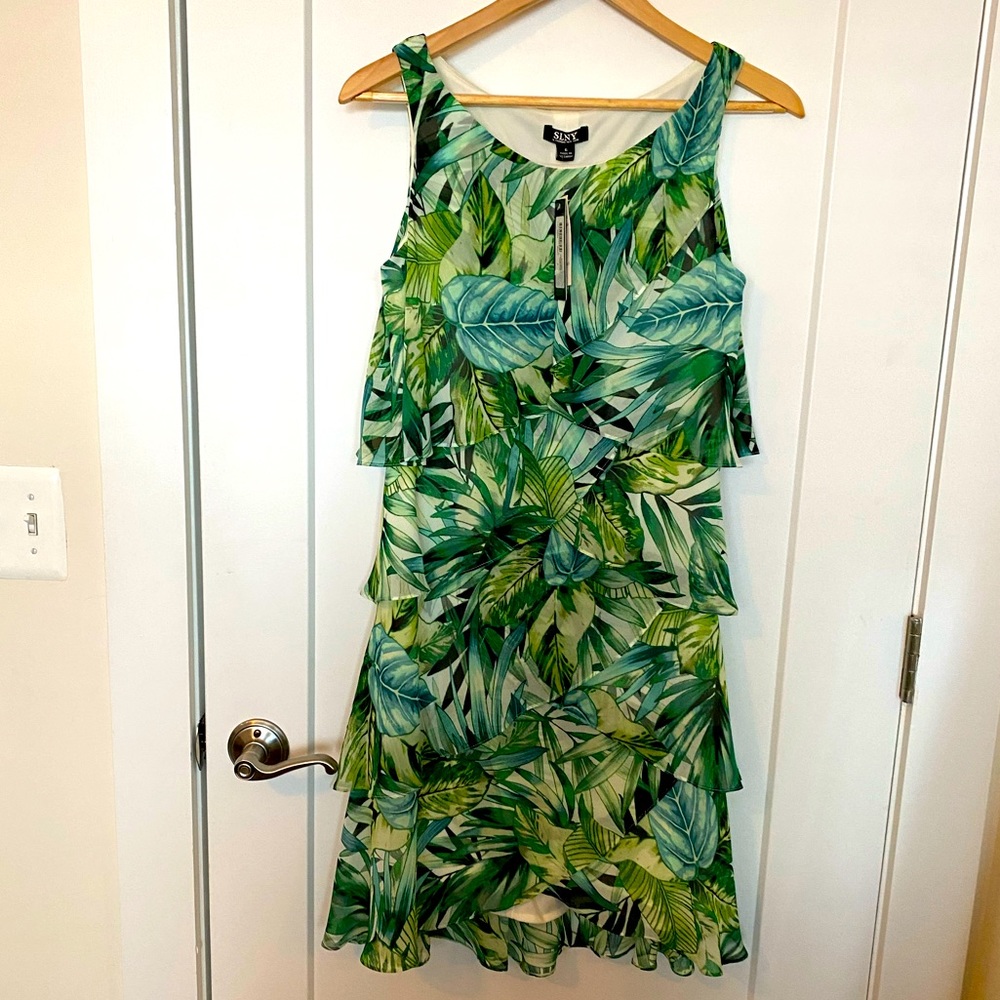 NWT! Ruffled sleeveless green tropical SLNY size 6 dress. Perfect for summer!